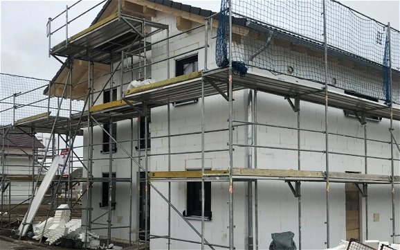 Geschlossener Rohbau des individuell geplanten Familienhauses Vero von Kern-Haus in Mundelsheim