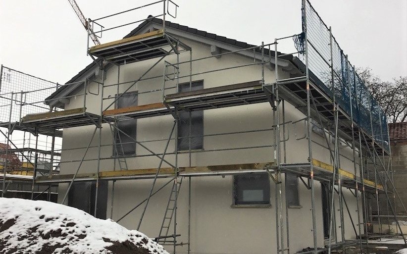 Geschlossener Rohbau des individuell geplanten Familienhauses Jara von Kern-Haus in Herrenberg-Mönchberg
