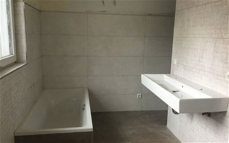 Badezimmer im individuell geplanten Familienhaus Vero von Kern-Haus in Herrenberg-Mönchberg