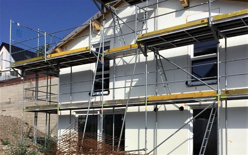 Rohbau des individuell geplanten Familienhauses Vero von Kern-Haus in Herrenberg-Mönchberg
