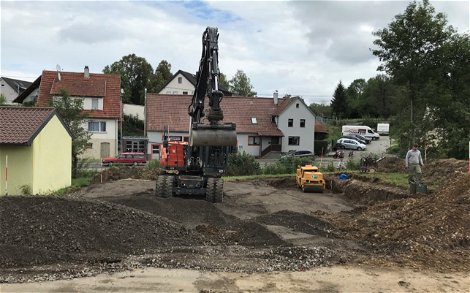 Erdarbeiten auf dem Grundstück für das frei geplante Familienhaus von Kern-Haus in Frickenhausen