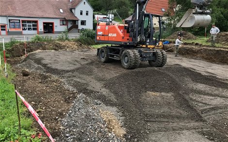 Erdarbeiten auf dem Grundstück für das frei geplante Familienhaus von Kern-Haus in Frickenhausen