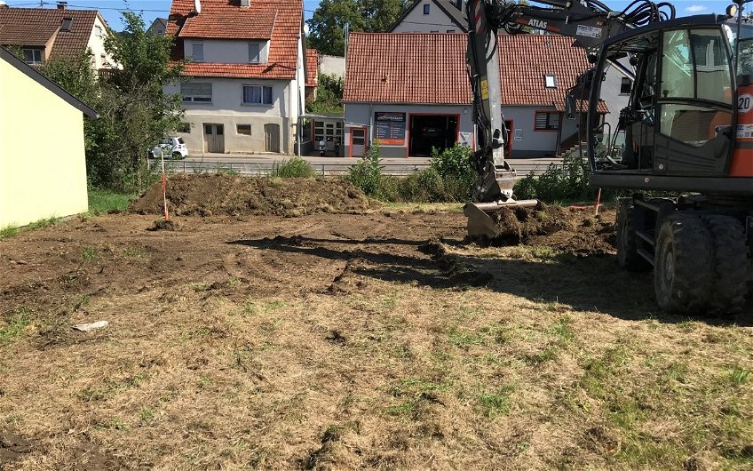 Baustellenvorbereitung auf dem Grundstück für das frei geplante Familienhaus von Kern-Haus in Frickenhausen