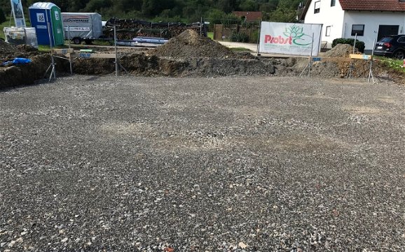Schotterschicht auf dem Grundstück für das frei geplante Familienhaus von Kern-Haus in Frickenhausen