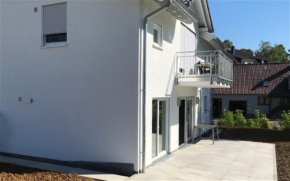 Außenanlage am frei geplanten Familienhaus von Kern-Haus in Frickenhausen