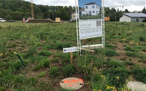 Bauschild auf dem Grundstück für die frei geplante Stadtvilla von Kern-Haus in Ingoldingen