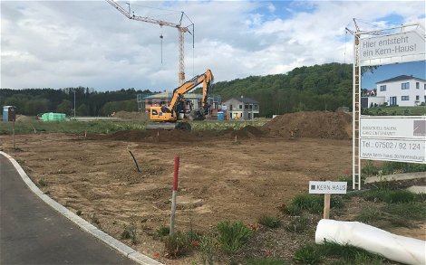 Erdarbeiten auf dem Grundstück für die frei geplante Stadtvilla von Kern-Haus in Ingoldingen