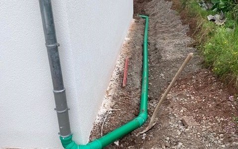 Entwässerungsleitungen am frei geplanten Familienhaus von Kern-Haus in Maulbronn
