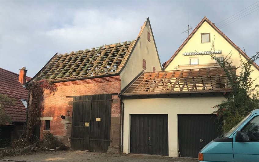 Abrissobjekte auf dem Grundstück für das frei geplante Familienhaus von Kern-Haus in Korb-Kleinheppach