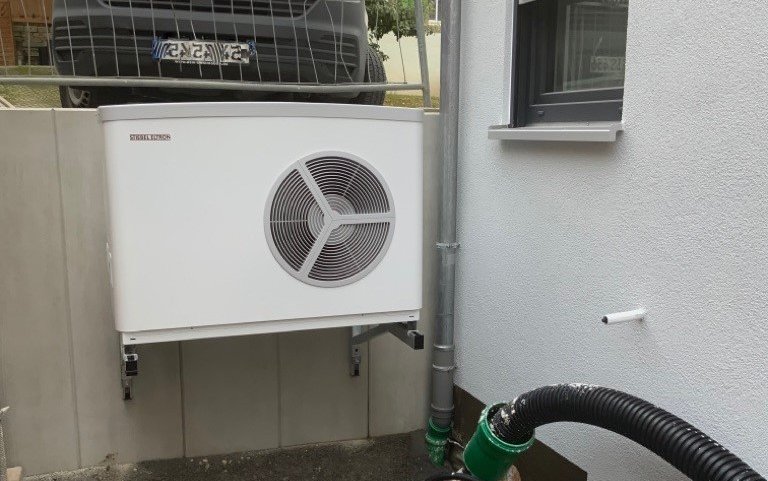 Wärmepumpe am frei geplanten Familienhaus von Kern-Haus in Korb-Kleinheppach