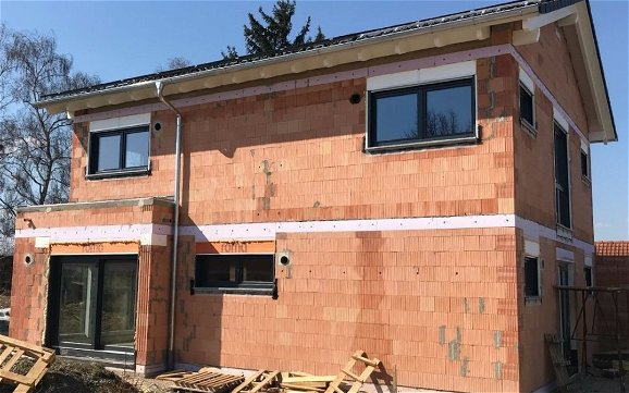 Geschlossener Rohbau des individuell geplanten Familienhauses Allea von Kern-Haus in Ostrach-Burgweiler