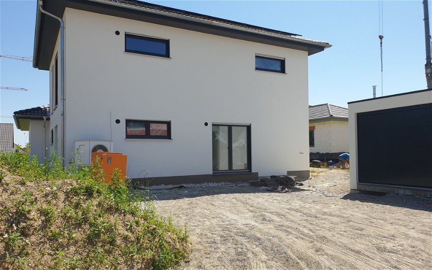 Seitenansicht des frei geplanten Einfamilienhauses mit Einliegerwohnung von Kern-Haus in Ebenweiler