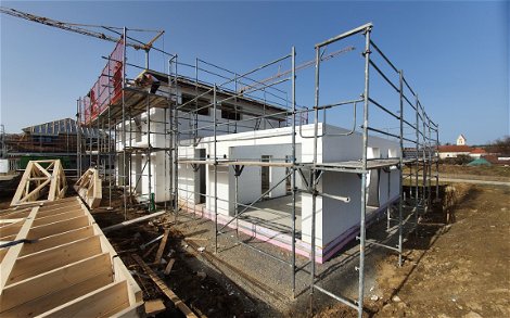 Rohbau des frei geplanten Einfamilienhauses mit Einliegerwohnung von Kern-Haus in Ebenweiler