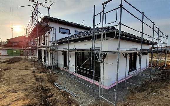 Geschlossener Rohbau des frei geplanten Einfamilienhauses mit Einliegerwohnung von Kern-Haus in Ebenweiler