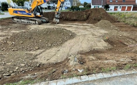 Baustellenvorbereitung auf dem Grundstück für das frei geplante Familienhaus von Kern-Haus in Schlier