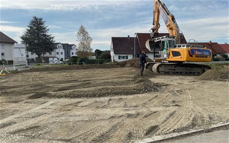 Baustellenvorbereitung auf dem Grundstück für das frei geplante Familienhaus von Kern-Haus in Schlier