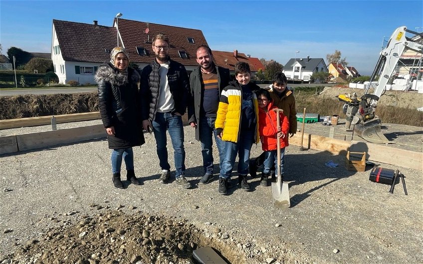 Grundsteinlegung für das frei geplante Familienhaus von Kern-Haus in Schlier