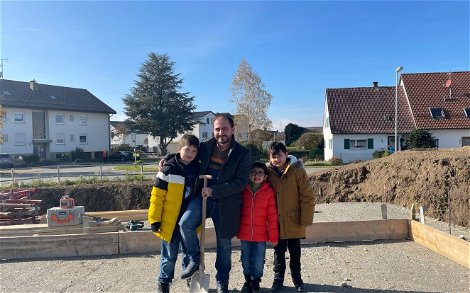Grundsteinlegung für das frei geplante Familienhaus von Kern-Haus in Schlier