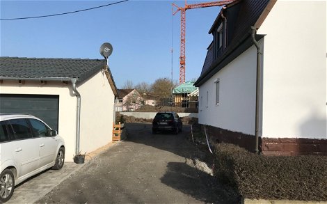 Baustellenvorbereitung auf dem Grundstück für den individuell geplanten Bungalow Enea von Kern-Haus in Illingen