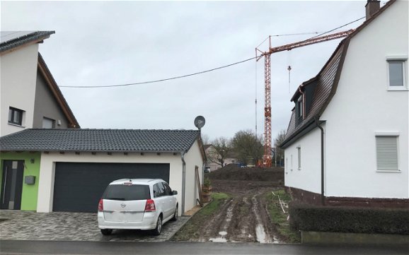 Baustellenzufahrt zum Grundstück für den individuell geplanten Bungalow Enea von Kern-Haus in Illingen
