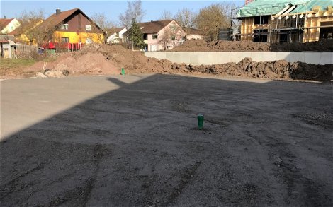 Baustellenvorbereitung auf dem Grundstück für den individuell geplanten Bungalow Enea von Kern-Haus in Illingen