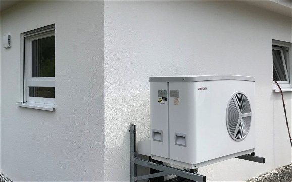 Luft-Wasser-Wärmepumpe des individuell geplanten Bungalows Enea von Kern-Haus in Illingen