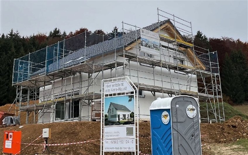 Geschlossener Rohbau des individuell geplanten Familienhauses Signum von Kern-Haus in Gammertingen