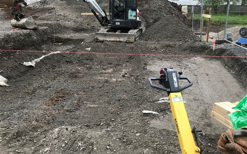 Baustellenvorbereitung auf dem Grundstück für das frei geplante Familienhaus von Kern-Haus in Maulbronn