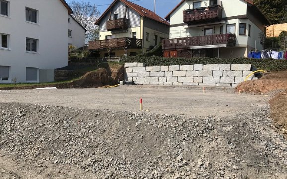Baustellenvorbereitung auf dem Grundstück für das frei geplante Familienhaus von Kern-Haus in Maulbronn
