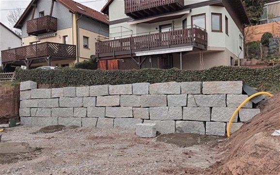 Mauer auf dem Grundstück für das frei geplante Familienhaus von Kern-Haus in Maulbronn
