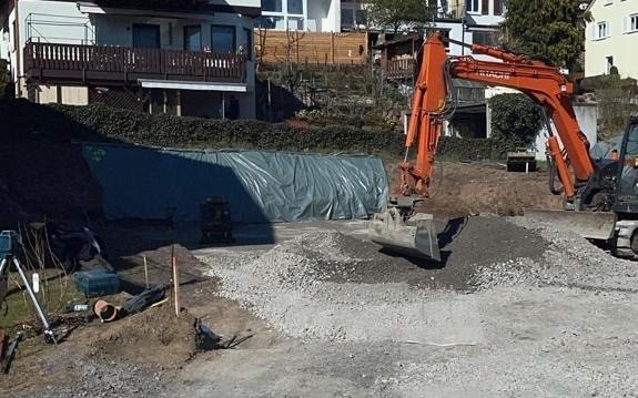 Erdarbeiten auf dem Grundstück für das frei geplante Familienhaus von Kern-Haus in Maulbronn
