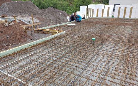 Vorbereitung der Bodenplatte des frei geplanten Familienhauses von Kern-Haus in Maulbronn