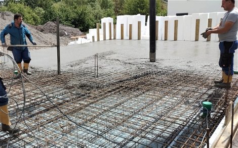 Bodenplatte des frei geplanten Familienhauses von Kern-Haus in Maulbronn