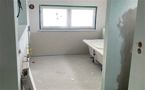 Verputztes Badezimmer mit eingebauter Badewanne in Frickingen-Leustetten