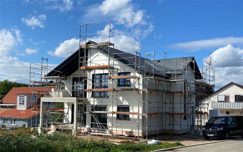 Geschlossener Rohbau des frei geplanten Zweifamilienhauses von Kern-Haus in Frickingen-Leustetten