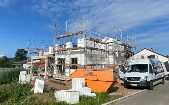 Rohbau des frei geplanten Zweifamilienhauses von Kern-Haus in Frickingen-Leustetten