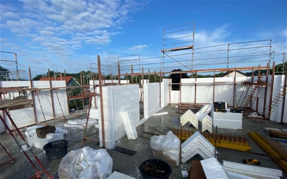 Rohbau des frei geplanten Zweifamilienhauses von Kern-Haus in Frickingen-Leustetten
