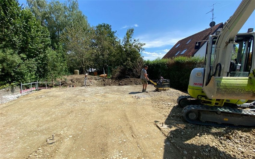 Baustellenvorbereitung auf dem Grundstück für das frei geplante Familienhaus von Kern-Haus
