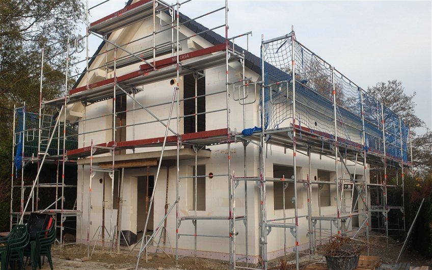 Rohbau des frei geplanten Familienhauses von Kern-Haus in Fronreute-Staig