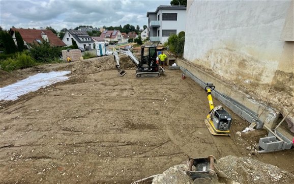 Erdarbeiten auf dem Grundstück für die frei geplante Doppelhaushälfte von Kern-Haus in Bad Wurzach