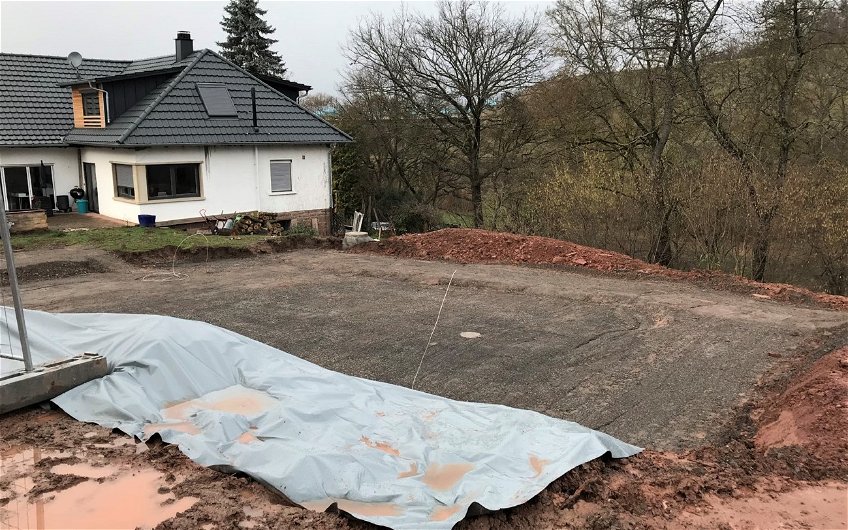 Tiefbauarbeiten auf dem Grundstück für das frei geplante Familienhaus von Kern-Haus in Remchingen