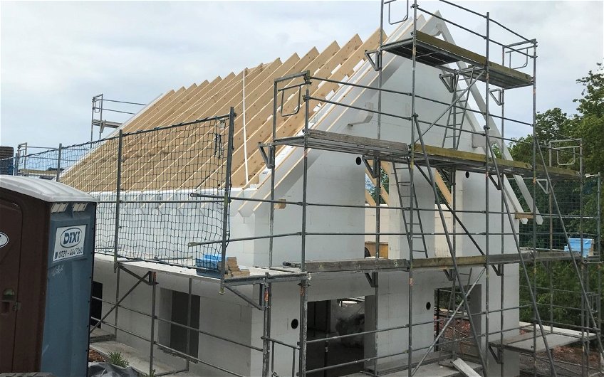 Dachstuhl des frei geplanten Familienhauses von Kern-Haus in Remchingen