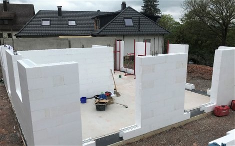 Erdgeschosswände des frei geplanten Familienhauses von Kern-Haus in Remchingen