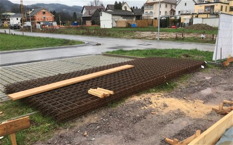 Bewehrungsstahl für die Bodenplatte der individuell geplanten Kern-Haus-Stadtvilla Mateo in Sasbach
