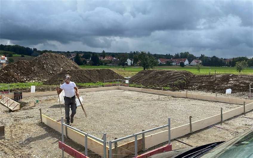 Vorbereitung der Bodenplatte für das individuell geplante Familienhaus Anto von Kern-Haus in Baienfurt