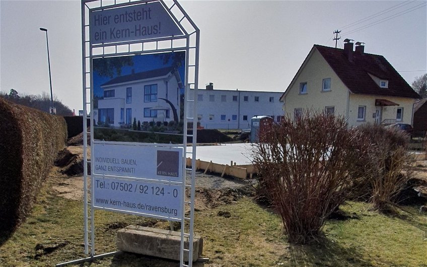 Bauschild für das frei geplante Familienhaus von Kern-Haus in Altshausen