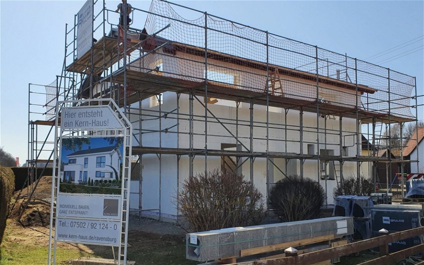 Dachgeschosswände des frei geplanten Familienhauses von Kern-Haus in Altshausen