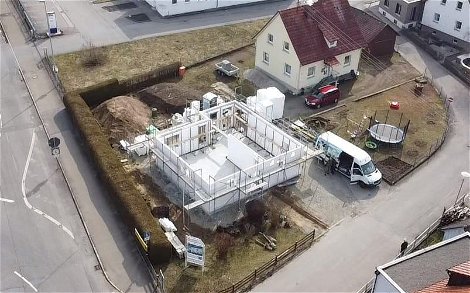 Luftaufnahme des frei geplanten Familienhauses von Kern-Haus in Altshausen
