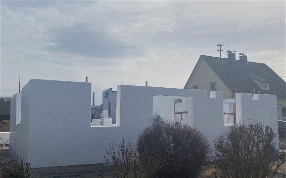 Erdgeschosswände des frei geplanten Familienhauses von Kern-Haus in Altshausen