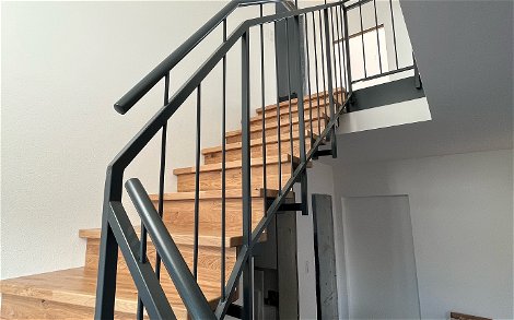 Treppenstufen werden montiert in Bad Wurzach